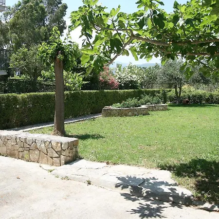 Seaside Bluethalassa With Garden *